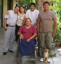 Ana María Marañón (centro) rodeada por su familia