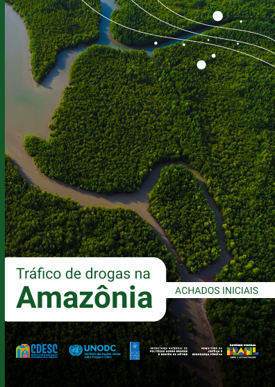 Capa do boletim, com imagem de fundo mostrando a floresta e título "Tráfico de drogas na Amazônia - ACHADOS INICIAIS"