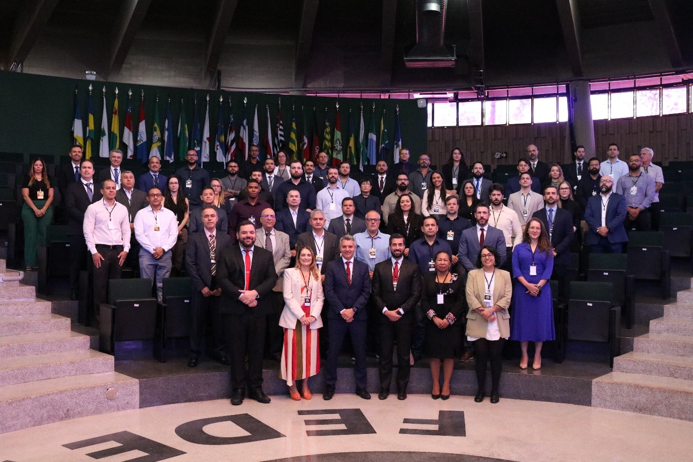 Foto dos participantes do Congresso na escada da Academia Nacional de Polícia