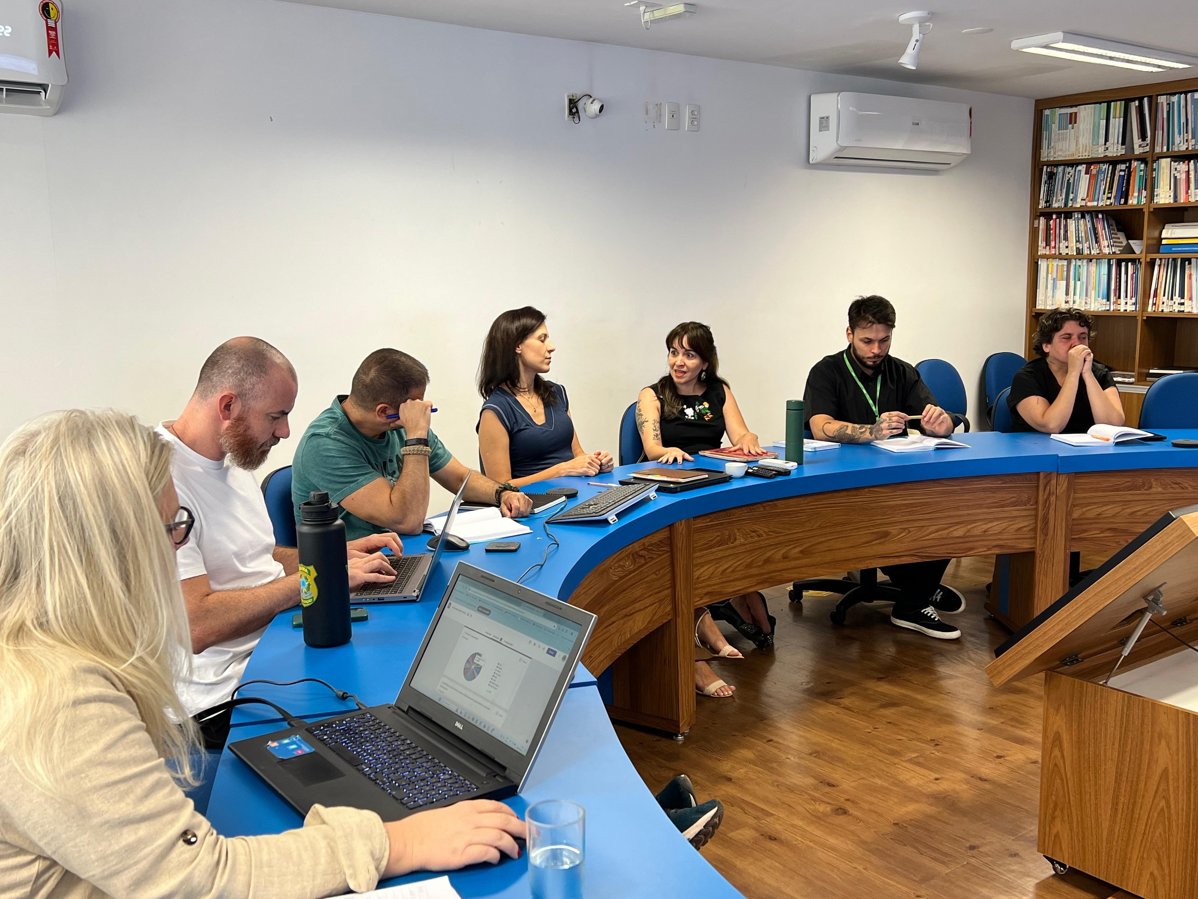 Participantes do evento assistindo à palestra 