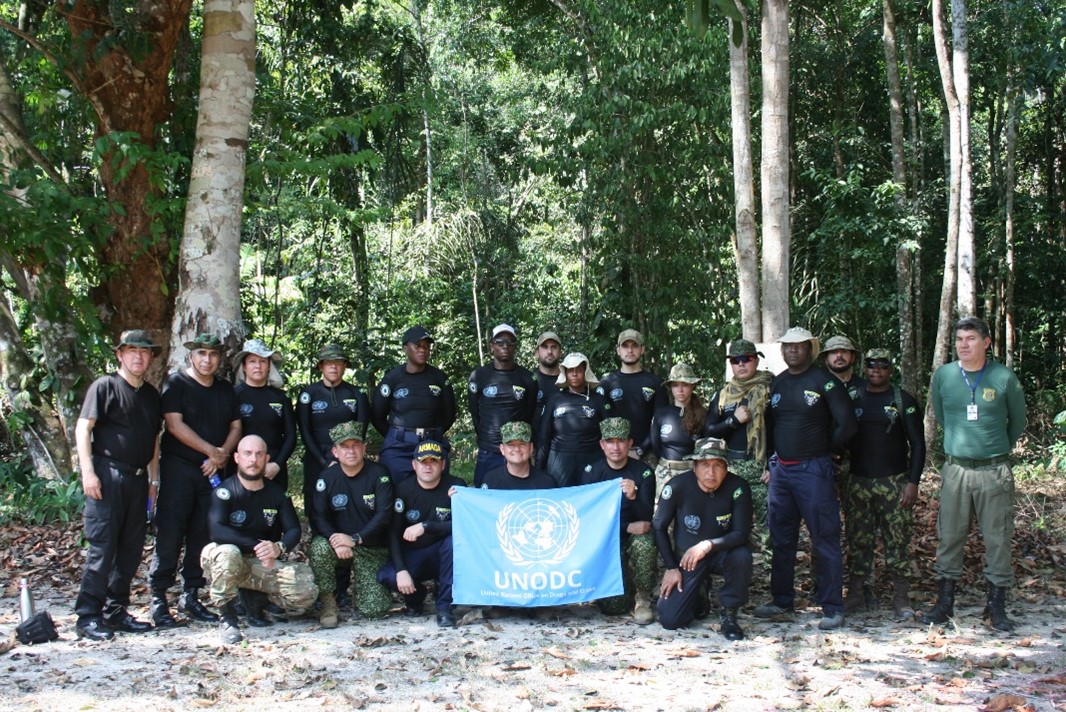 Oficiais internacionais reunidos após aula teórico-prática na floresta Amazônica. 