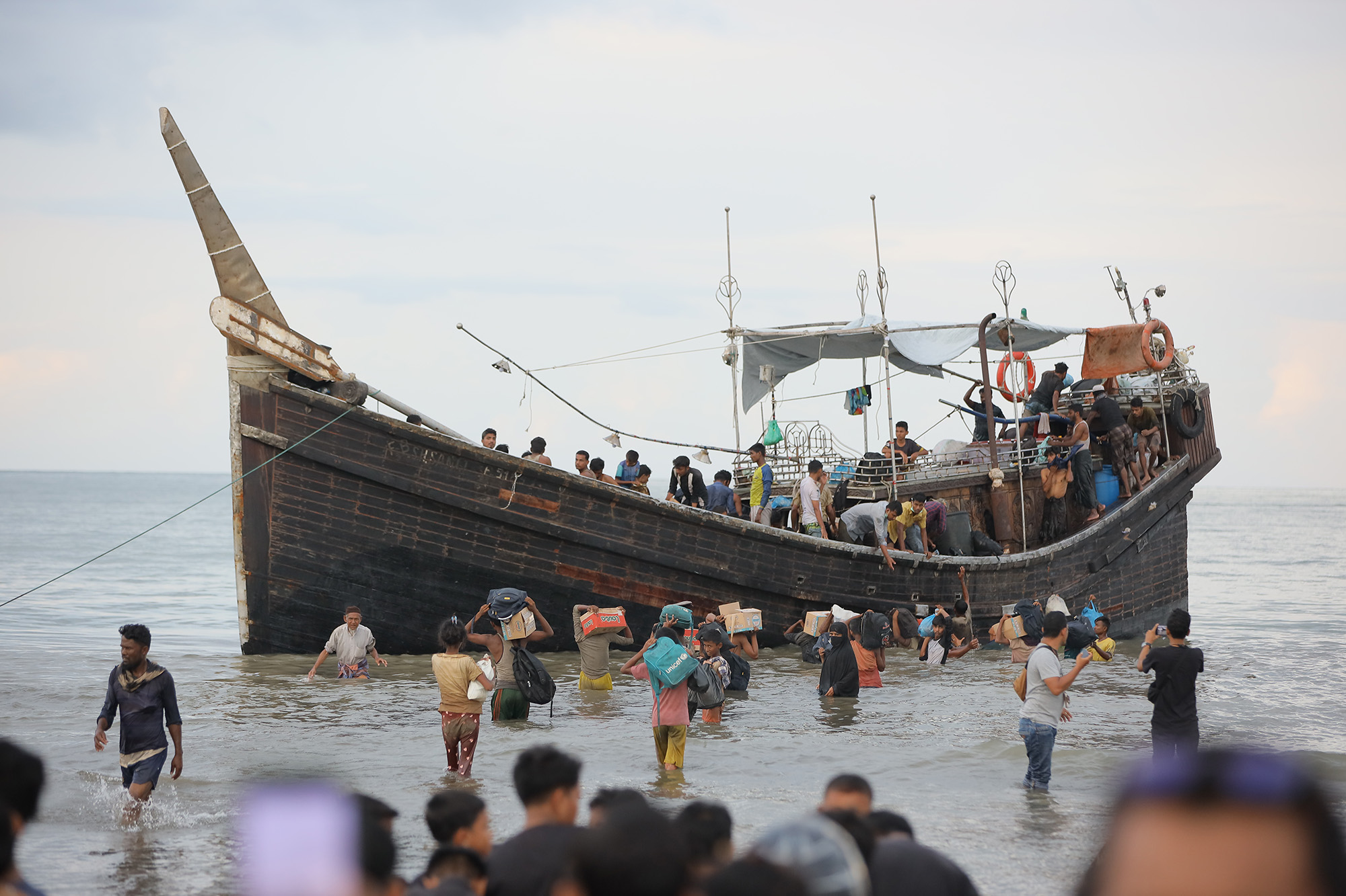 Rohingya refugees arrive in Ulee Madon in North Aceh, Indonesia after a perilous journey at sea. © UNHCR/Amanda Jufrian